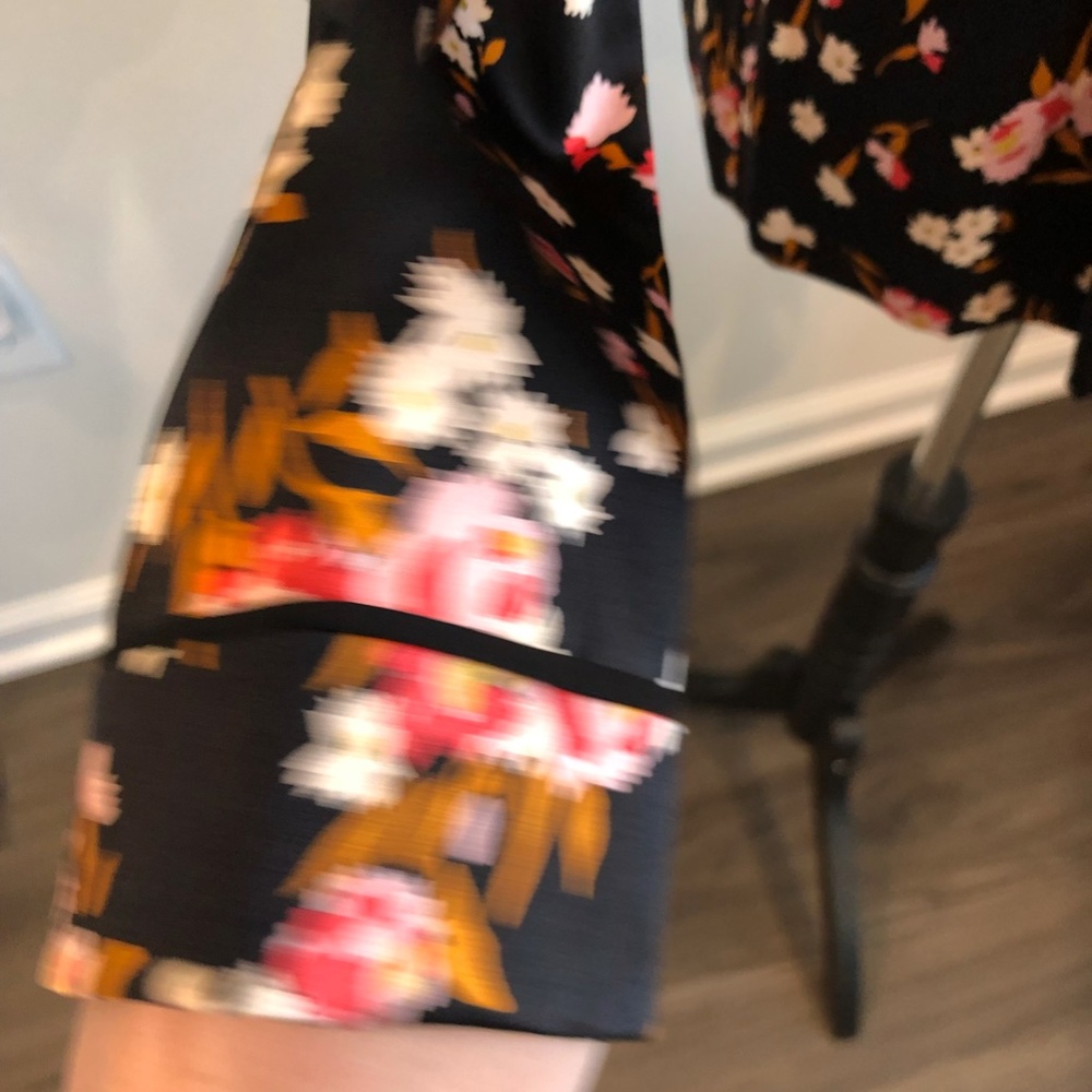 ALC Black Silk Button-down Floral Blouse in Size 6 - Picture 3 of 11